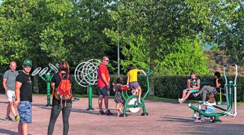Jóvenes y niños disfrutraban ayer en un parque de Ayegui de una de las últimas tardes de agosto Jóvenes y niños disfrutraban ayer en un parque de Ayegui de una de las últimas tardes de agosto