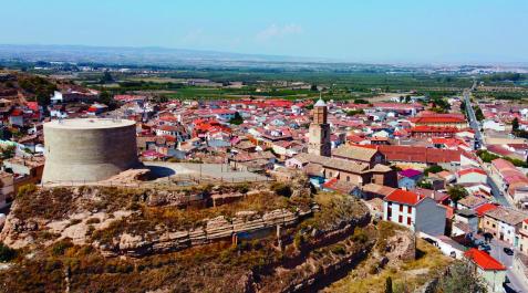 Imagen aérea de Ablitas en la que se ve, en primer plano, el cabeza sobre el que se asienta el Castillo y, al fondo, el resto del casco urbano Imagen aérea de Ablitas en la que se ve, en primer plano, el cabeza sobre el que se asienta el Castillo y, al fondo, el resto del casco urbano