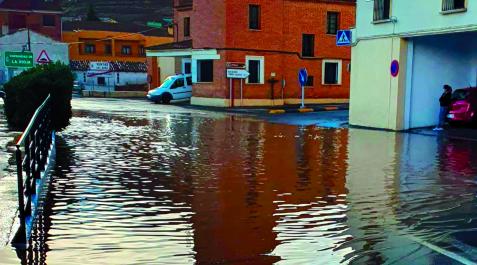 Una calle de Fitero, inundada tras la fuerte tormenta registrada ayer por la tarde. Una calle de Fitero, inundada tras la fuerte tormenta registrada ayer por la tarde.