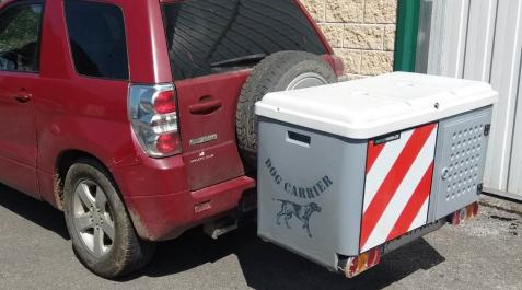 remolque-perro-shock-termico Transportín del que los agentes de Policía Foral rescataron al perro deshidratado