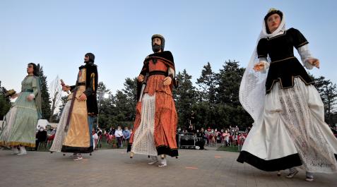 Desde la izda., los dos nuevos gigantes, Hildoara y Gundemaro, bailan con las otras dos figuras en el evento de presentación. Desde la izda., los dos nuevos gigantes, Hildoara y Gundemaro, bailan con las otras dos figuras en el evento de presentación.
