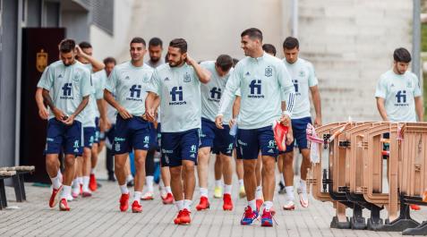 Koke y Morata encabezan el grupo de jugadores de la selección, en el entrenamiento en la Ciudad  del Fútbol de Las Rozas
