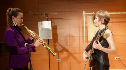 En noviembre cumplirá un año la formación de la saxofonista Elisa Urrestarazu y la guitarrista Pilar Rius, Ómicron XXI. En noviembre cumplirá un año la formación de la saxofonista Elisa Urrestarazu y la guitarrista Pilar Rius, Ómicron XXI.