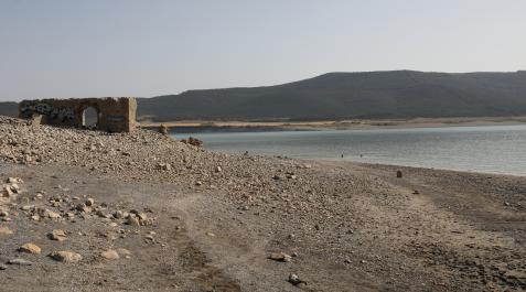 El embalse de Yesa, el de mayor capacidad de Navarra, es uno de los que tradicionalmente acusa más el descenso de sus aguas a finales de verano. El embalse de Yesa, el de mayor capacidad de Navarra, es uno de los que tradicionalmente acusa más el descenso de sus aguas a finales de verano.