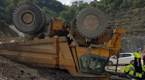 Cantera Igantzi El camión del trabajador volcado y los servicios de emergencia, a la derecha