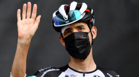 Mikel Nieve, con la ceja y el codo golpeados, durante la pasada Vuelta a España Mikel Nieve, con la ceja y el codo golpeados, durante la pasada Vuelta a España