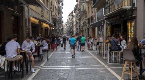 cierre-bares-protesta Los bares de diferentes calles del Casco Antiguo de Pamplona han cerrado este jueves como protesta por los últimos incidentes y muchas calles han quedado vacías sin las habituales aglomeraciones de los Juevintxos