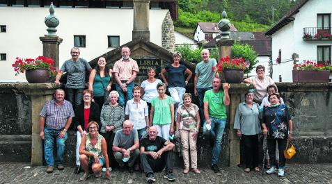 vecinos ochagavia Una veintena de vecinos de Ochagavía, miembros de distintos grupos de voluntariado del pueblo, posan ante la fuente ubicada en plena travesía