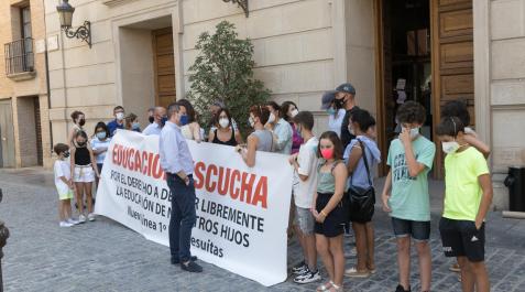 Concentración de padres frente al Ayuntamiento Concentración de padres frente al Ayuntamiento
