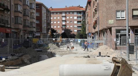 En la Rochapea llevan siete meses de obras para renovar redes de abastecimiento y saneamiento en varias calles de la margen derecha del río Arga En la Rochapea llevan siete meses de obras para renovar redes de abastecimiento y saneamiento en varias calles de la margen derecha del río ArgA