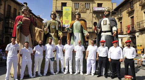 comparsa de olite La comparsa de Olite conmemora su 75 aniversario. Es el tiempo que tienen la primera pareja de gigantes y cuatro cabezudos