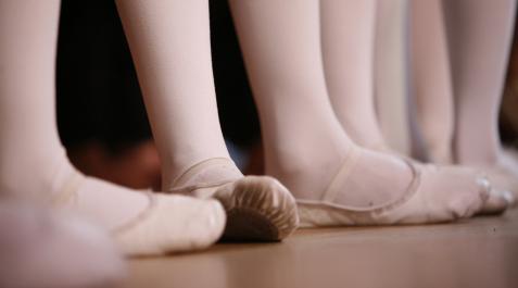 Imagen de un grupo de niños practicando ballet. Imagen de un grupo de niños practicando ballet.