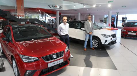 Iruña motor Antonio Iraizoz, director comercial, y Miguel Ayerra, gerente, junto a los nuevos Ibiza y Arona. Este último SUV luce un aire más campero, y el interior, una pantalla mayor