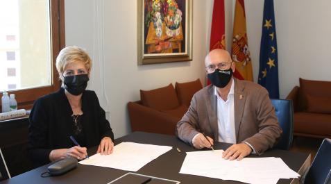 viana La alcaldesa de Viana Yolanda González y con consejero Bernardo Ciriza han suscrito el convenio de colaboración