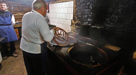Los churreros de la Mañueta, en plena faena en 2017 Los churreros de la Mañueta, en plena faena en 2017