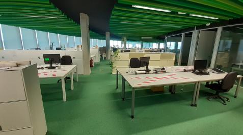 Oficinas de Siemens Gamesa en Sarriguren con señales para indicar los puestos que no se pueden utilizar Oficinas de Siemens Gamesa en Sarriguren con señales para indicar los puestos que no se pueden utilizar