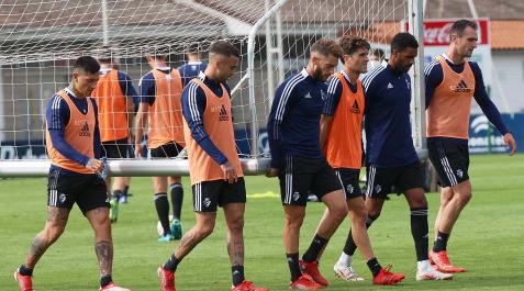 OsasunaTajonar Chimy Ávila, Rober Ibáñez, Roberto Torres, Javi Martínez, Jonás Ramalho y Kike García llevan una de las porterías durante el entrenamiento de este martes