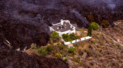 Una casa, momentos antes de ser destrozada por la lava del volcán de La Palma Una casa, momentos antes de ser destrozada por la lava del volcán de La Palma