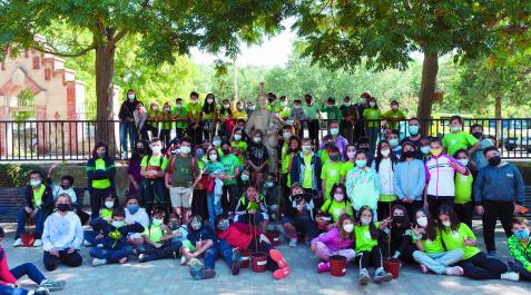 Los alumnos del colegio público Huertas Mayores de Tudela participantes en la plantación que se llevó a cabo en La Mejana, junto al monumento del Hortelano Los alumnos del colegio público Huertas Mayores de Tudela participantes en la plantación que se llevó a cabo en La Mejana, junto al monumento del Hortelano