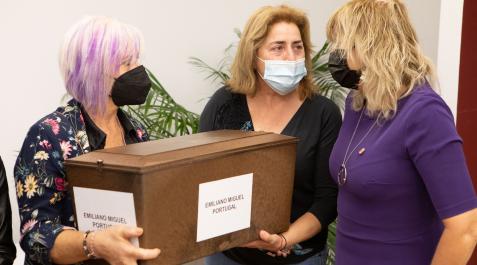 restos emiliano La consejera Ollo hace entrega de los restos a los familiares