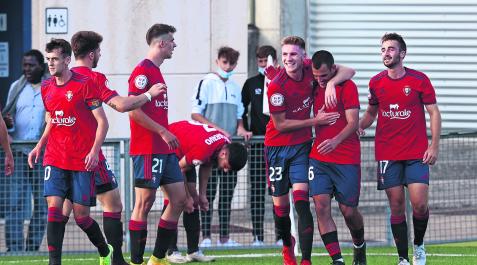 Celebración del primer gol de Osasuna Promesas. Christian Mutilva se abraza a Joel Rodríguez, autor del primer gol, mientras el resto de compañeros le felicitan