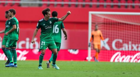 Iñigo Pérez celebra con rabia su golazo de falta en Mallorca Iñigo Pérez celebra con rabia su golazo de falta en Mallorca
