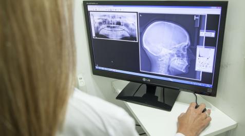 Un médico observa una radiografía Un médico observa una radiografía