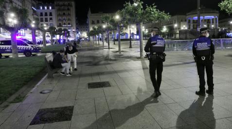 Dos policías municipales patrullan en la plaza del Castillo, en Pamplona. Dos policías municipales patrullan en la plaza del Castillo, en Pamplona.