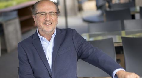 José Luis Orihuela posaba ayer en la terraza del Museo Universidad de Navarra para esta entrevista José Luis Orihuela posaba ayer en la terraza del Museo Universidad de Navarra para esta entrevista