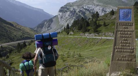 Unudés de Lerga Dos peregrinos pasan por el término de Undués de Lerda, en la Comarca de Cinco Villas de la comunidad autónoma de Aragón.