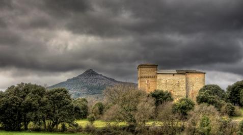 Igúzquiza nos recibe con su bello Palacio de Cabo de Armería.