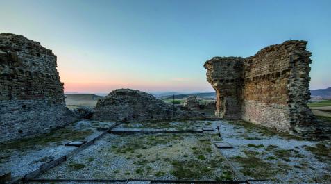 Castillo de Tiebas Los muros antiguos del Castillo de Tiebas nos remontan a la vida cortesana de reyes navarros como Teobaldo II, Enrique I o Carlos II