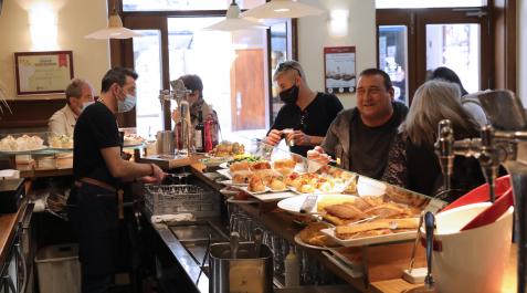 Imagen del bar Fitero con el público accediendo a la barra por primera vez tras el fin de las restricciones de la pandemia Imagen del bar Fitero con el público accediendo a la barra por primera vez tras el fin de las restricciones de la pandemia