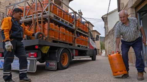 Un repartidor de bombonas tradicionales de Repsol entrega una a Javier Urabayen Gil, de 78 años, en el pueblo de Luquin (Tierra Estella) Un repartidor de bombonas tradicionales de Repsol entrega una a Javier Urabayen Gil, de 78 años, en el pueblo de Luquin (Tierra Estella)
