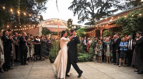 María y Borja dieron ayer inicio al baile en una zona exterior del Hotel Villa Marcilla. Los invitados y novios se quitaron las macascarillas durante unos instantes para la fotografía. Eligieron el Vals de Astrain María y Borja dieron ayer inicio al baile en una zona exterior del Hotel Villa Marcilla. Los invitados y novios se quitaron las macascarillas durante unos instantes para la fotografía. Eligieron el Vals de Astrain
