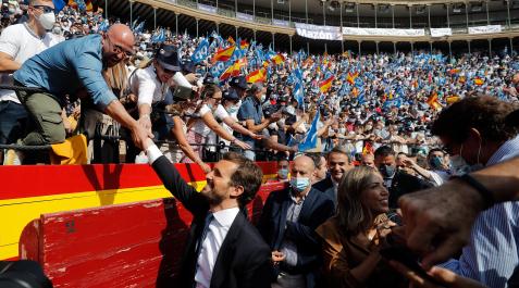 Pablo Casado Pablo Casado saluda a los simpatizantes en la plaza de toros de Valencia en el cierre de la convención del PP