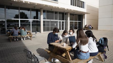 Varios alumnos del Campus de la UPNA de Tudela estudian en el espacio exterior de la instalación. Varios alumnos del Campus de la UPNA de Tudela estudian en el espacio exterior de la instalación