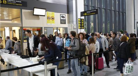 Imagen del aeropuerto en el momento de embarcar en un vuelo chárter antes de la pandemia. Imagen del aeropuerto en el momento de embarcar en un vuelo chárter antes de la pandemia