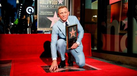 Actor-Daniel-Craig-estrella El actor Daniel Craig posa con su estrella en el Paseo de la Fama