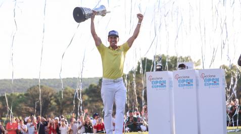 rafa cabrera Rafa Cabrera celebra la victoria tras la última jornada del Abierto de España de Golf