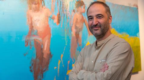 El pintor Miguel Coronado posa delante de la pintura ‘Piscina’ en La Puerta Gótica, del C.M. Belagua El pintor Miguel Coronado posa delante de la pintura ‘Piscina’ en La Puerta Gótica, del C.M. Belagua