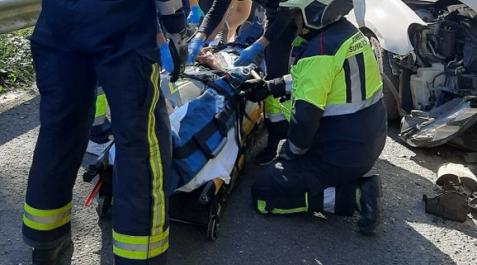 accidente areso Sanitarios y bomberos, con uno de los heridos