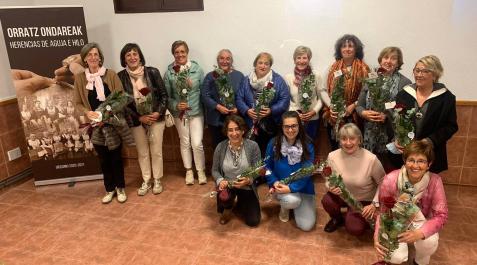 PROTAGONISTAS EN LA PRESENTACIÓN DEL DOCUMENTAL. De izquierda a derecha, de pie: Esther Cruchaga, Mariví Cruchaga, Ana Landa, Lourdes Pascual, Trini Belzunce, Consuelo Biesa, María Luisa Zuza, Mari Carmen Landa y Camino Necochea. Agachadas, Gema Santamarí PROTAGONISTAS EN LA PRESENTACIÓN DEL DOCUMENTAL. De izquierda a derecha, de pie: Esther Cruchaga, Mariví Cruchaga, Ana Landa, Lourdes Pascual, Trini Belzunce, Consuelo Biesa, María Luisa Zuza, Mari Carmen Landa y Camino Necochea. Agachadas, Gema Santamaría, Maite Juaniz, Iciar Santamaría y Puri Galech