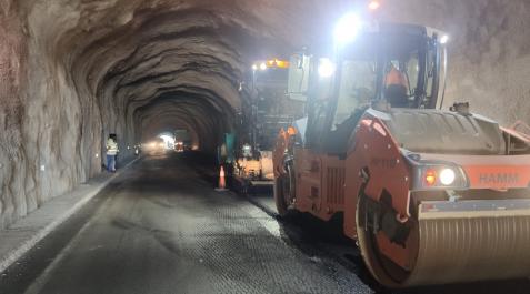 Túnel de Lizarraga Labores de asfaltado en el túnel de Lizarraga