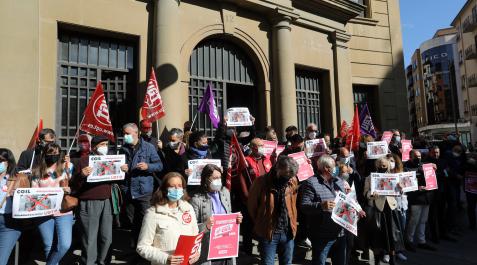 Los sindicatos CCOO y UGT manifestándose por las calles de Pamplona. Los sindicatos CCOO y UGT manifestándose por las calles de Pamplona.