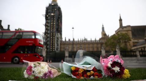 diputado asesinado David Amess parlamento londres Flores frente al parlamento inglés, en recuerdo del diputado asesinado David Amess