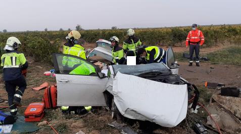 accidente-corella Los bomberos han tenido que desatrapar a las dos personas heridas en el accidente de Corella