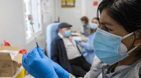 20049912 Una sanitaria prepara una de las dosis que se administraron durante la campaña de vacunación desarrollada en la Ribera