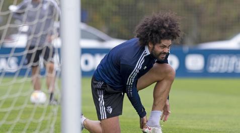 Aridane Aridane se ajusta una bota durante el entrenamiento de este miércoles