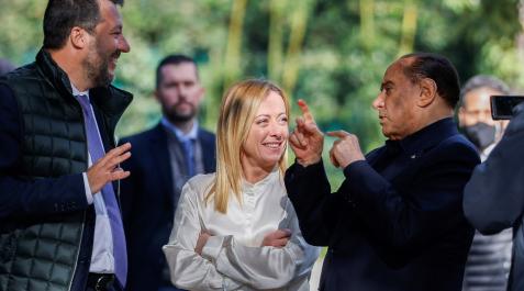 italia Silvio Berlusconi conversa con Matteo Salvini y Giorgia Meloni